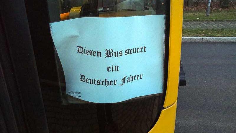 16.12.2019, Sachsen, Dresden: Die Dresdner Verkehrsbetriebe (DVB) haben energisch auf die politische Provokation eines Busfahrers in einem ihrer Linienbusse reagiert. Der Angestellte des Subunternehmens Sachsentrans hatte am Montag an einer Seitensch