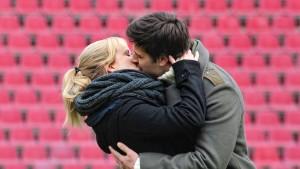 Anna (Marylu-Saskia Poolman) hat Paco (Milos Vukovic) mit einem ganz besonderen Heiratsantrag überrascht. Überglücklich besiegeln sie ihre Liebe mit einem Kuss.