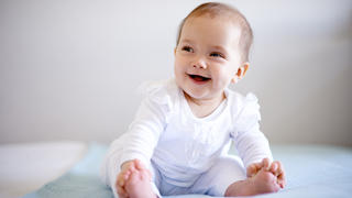 Shot of an adorable baby girl sitting on a bedhttp://195.154.178.81/DATA/i_collage/pu/shoots/805787.jpg