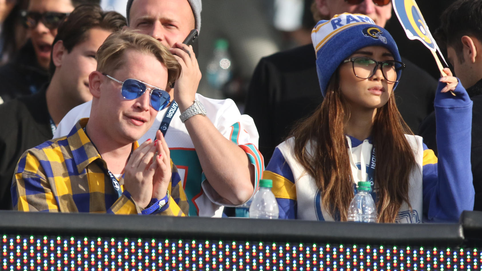 Macaulay Culkin und Freundin Brenda Song beim Football-Spiel zwischen den Los Angeles Rams und den Arizona Cardinals.