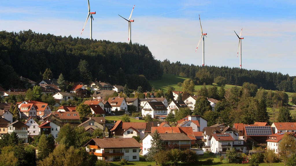 Windkraftanlage mit mehreren Windräder n stehen in der Nähe eines Wohngebiet s in Grasellenbach im Odenwald, Kreis Bergstraße, Hessen, Deutschland *** Wind turbine with several wind turbines n located near a residential area s in Grasellenbach in th
