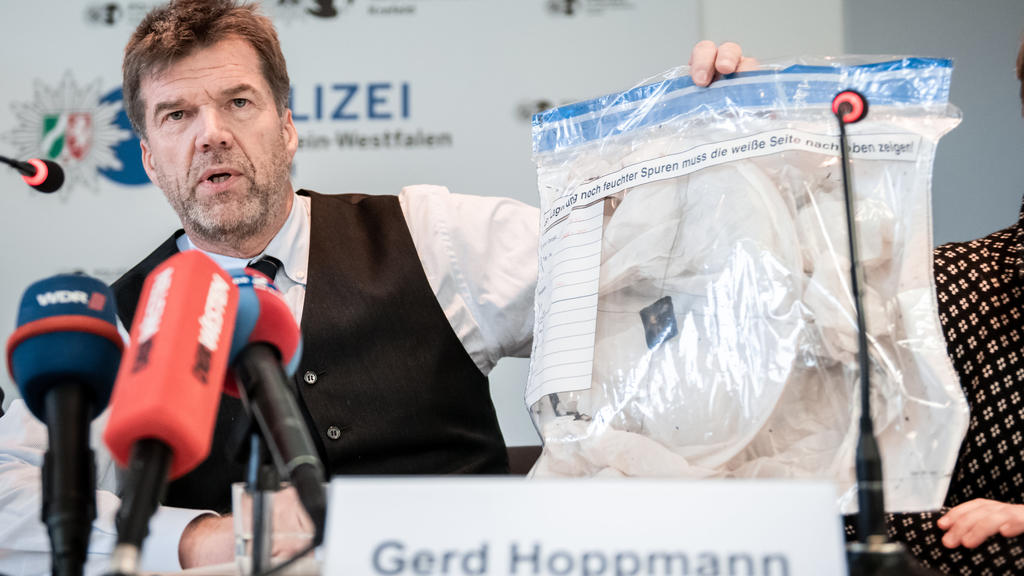 02.01.2020, Nordrhein-Westfalen, Krefeld: Gerd Hoppmann, Leiter der Ermittlungskommission der Polizei Krefeld, hält einen Beutel mit einer Himmelslaterne bei einer Pressekonferenz der Polizei Krefeld zum Brand im Affenhaus des Krefelder Zoos. Mehr al