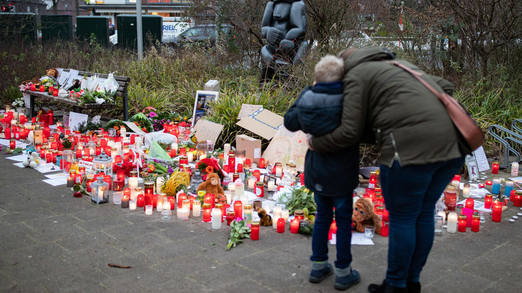 02.01.2020, Nordrhein-Westfalen, Krefeld: Zahlreiche Bilder, Plüschtiere und Kerzen liegen vor dem Haupteingang des Krefelder Zoos. Nach dem Brand des Affenhauses mit vielen toten Tieren gibt es laut Ermittlern Hinweise auf sogenannte chinesische Him