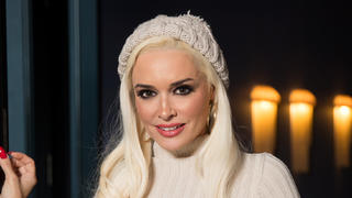 ARCHIV - 20.02.2019, Hamburg: Daniela Katzenberger, Model, Moderatorin und Reality-Show-Darstellerin, steht bei einem Fototermin im Hotel "The George". (Zu dpa "Familie Katzenberger vermisst Costa Cordalis zu Weihnachten") Foto: Christian Charisius/dpa +++ dpa-Bildfunk +++