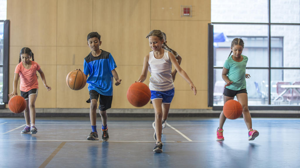 Kinder beim Schulsport.