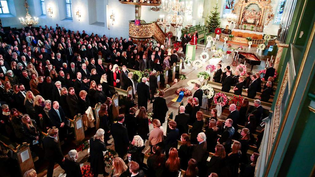 Trauernde versammeln sich in Oslos Kathedrale zur Beerdigung von Ari Behn