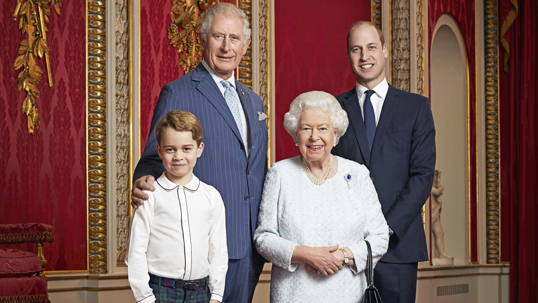 Prinz George, Prinz Charles, Prinz William und Queen Elizabeth II. auf einem Portrait.