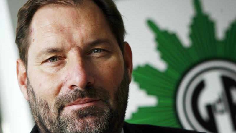 GDP-Vizechef Jörg Radek steht vor dem GDP-Logo