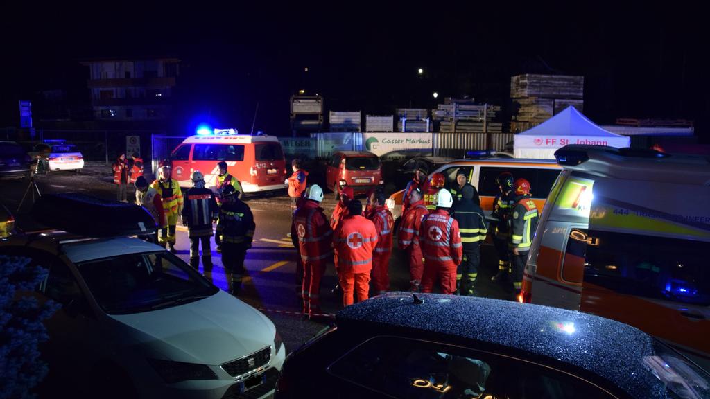 Auto fährt in Südtirol in Reisegruppe - sieben Tote