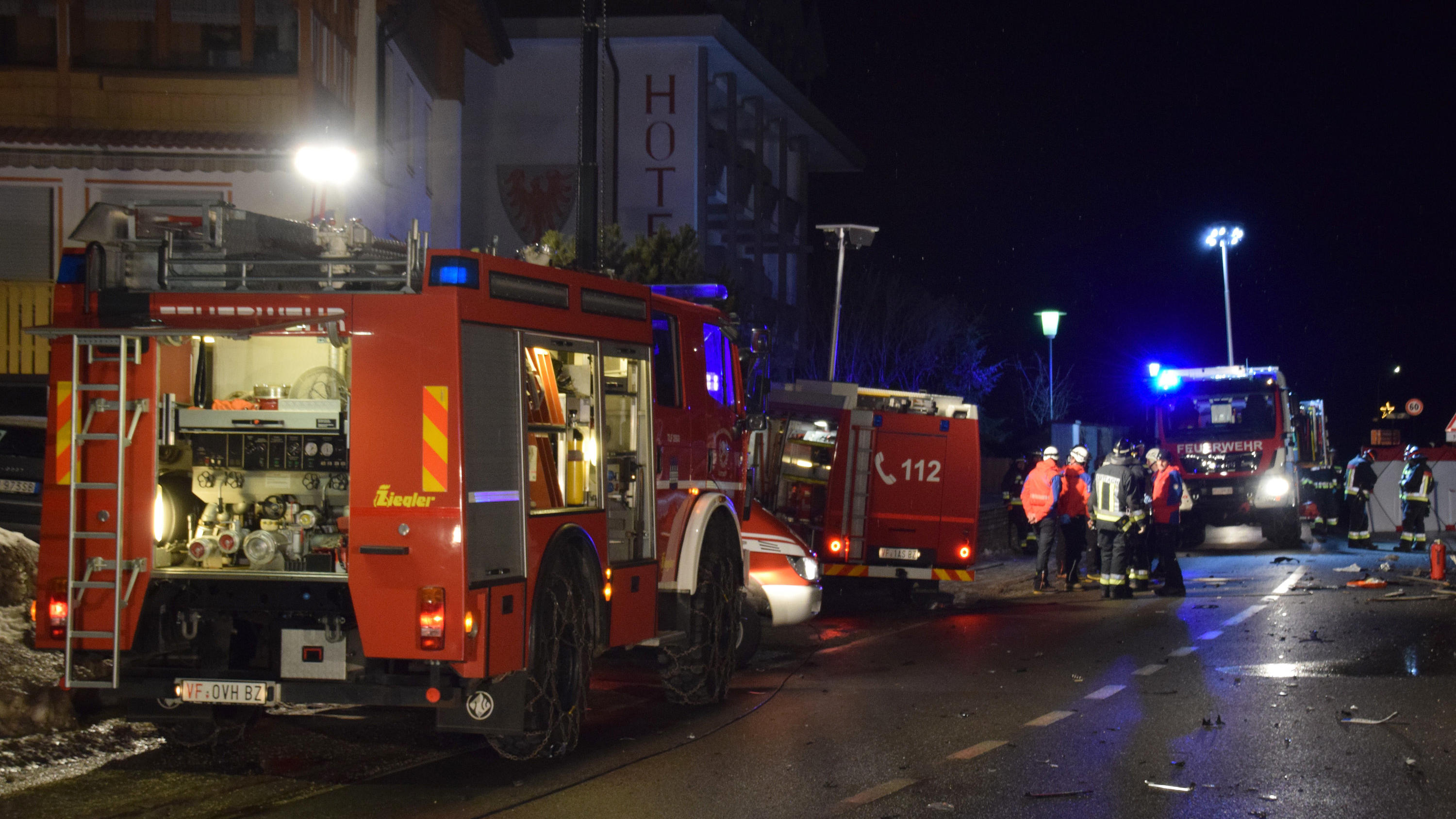 HANDOUT - 05.01.2020, Italien, Luttach: Einsatzkräfte der Freiwilligen Feuerwehr Luttach sichern eine Unfallstelle. Hier ist in der Nacht zum Sonntag Auto ist in der Gemeinde Ahrntal in Südtirol in eine Reisegruppe gefahren und hat sechs Menschen töd