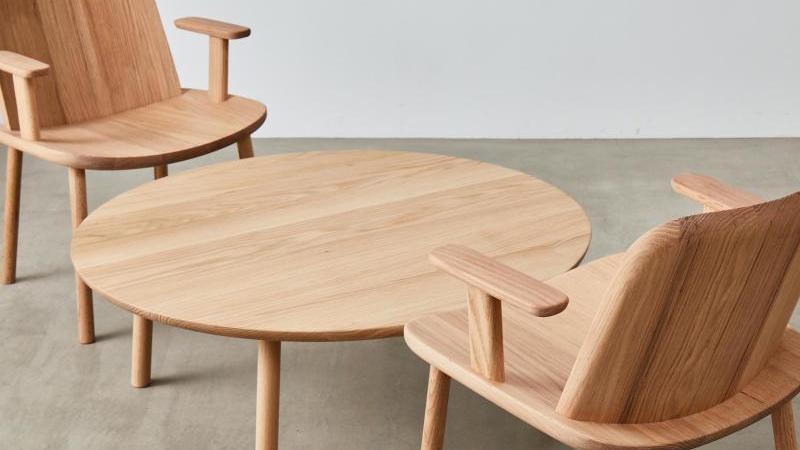 Kombination aus zwei Stühlen und einem Beistelltisch, die auf der Kölner Möbelmesse IMM zu sehen sein wird. Foto: Petr Krejci/Courtesy of AHEC/dpa-tmn