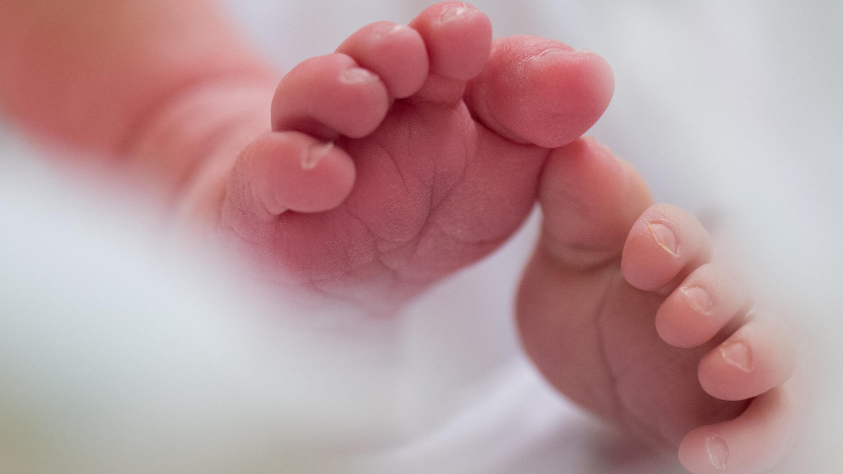Füße eines Säuglings (Symbolfoto)