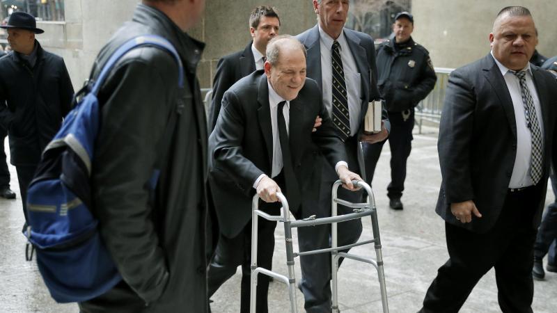 Harvey Weinstein kommt mit einer Gehhilfe am Obersten Gericht des Bundesstaates New York in Manhattan an.