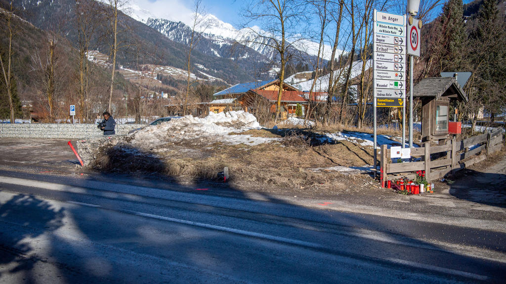 Ein Kameramann filmt eine durch den Unfall beschädigte Mauer.