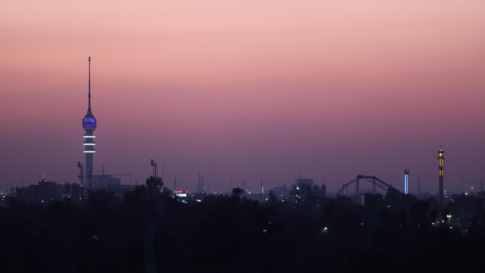 07.01.2020, Irak, Bagdad: Die Skyline von Bagdad beim Sonnenuntergang. Nachdem die USA in der Nacht zum Freitag den iranischen Top-General Ghassem Soleimani im Irak getötet hatten, nehmen die Spannungen zwischen Teheran und Washington zu. Foto: Zhang