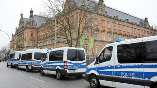 08.01.2020, Hamburg: Einsatzwagen der Polizei stehen vor dem Hamburger Landgericht. Vor dem Landgericht hat der Prozess gegen drei Angeklagte begonnen, die im Juli 2019 zum zweiten Jahrestag der G20-Krawalle mehrere Brandanschläge geplant haben sollen. Foto: Bodo Marks/dpa +++ dpa-Bildfunk +++