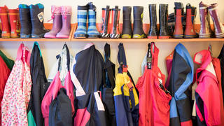 ARCHIV - 05.02.2018, Schleswig-Holstein: Gummistiefel und Regenhosen von Kindern hängen an einem Regal.  (zu dpa «Gefesselte und geschlagene Kinder: Prozess wegen Misshandlung in Kita» vom 05.05.2018) Foto: Christian Charisius/dpa | Verwendung weltweit