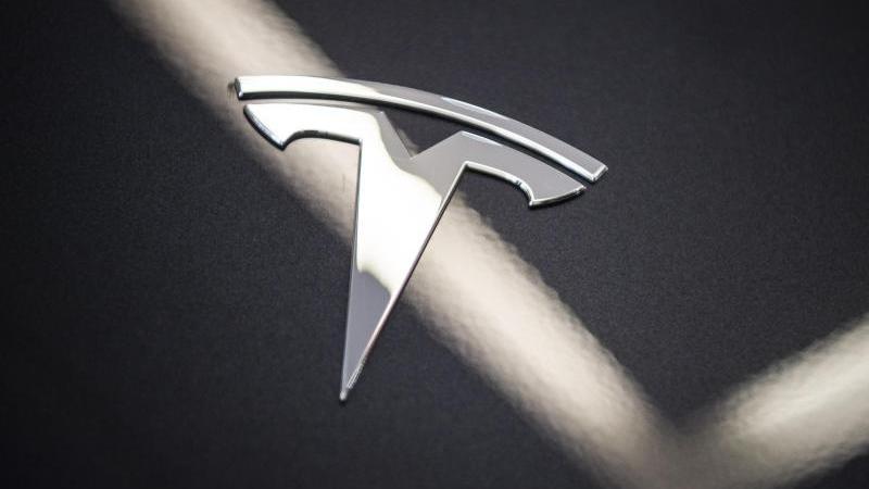Das Logo von Tesla ist auf einer Motorhaube zu sehen.