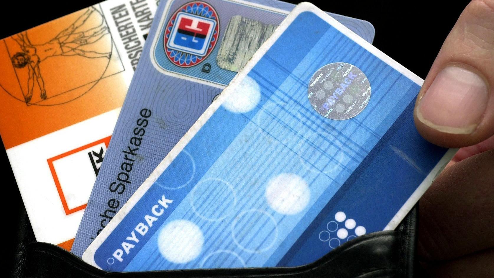 Eine Krankenkassen-, eine EC- und eine Payback-Karte stecken in einem Portemonnaie