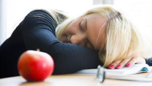 Woman sleeping at her desk./ MODEL RELEASED. TUOMAS MARTTILA / LEHTIKUVA +++(c) dpa - Report+++