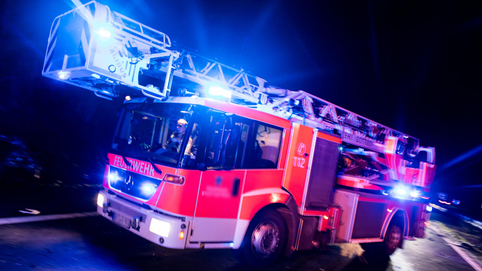 ARCHIV - ILLUSTRATION - Ein Drehleiterwagen der Feuerwehr fährt am 21.01.2018 in Bottrop (Nordrhein-Westfalen) mit Blaulicht an einer Unfallstelle vorbei. In Münster wird am Freitag eine Studie ·Gewalt gegen Einsatzkräfte· vorgestellt. Foto: Marcel K