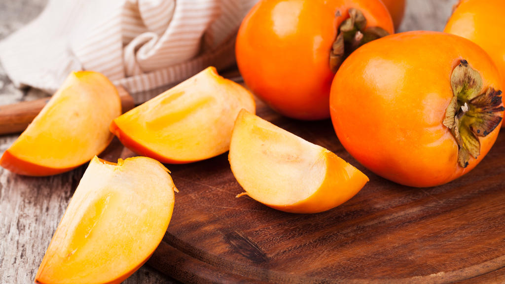 Kakis werden wegen ihres Aussehens auch orangefarbene Tomaten genannt.