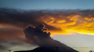 HANDOUT - 09.01.2020, Mexiko, ---: Aus dem Vulkan Popocatepetl steigt eine Aschewolke auf. Der Vulkan ist am 09.01.2020 ausgebrochen. Die Aschewolke war 3 Kilometer hoch. Foto: Especial/NOTIMEX/dpa - ACHTUNG: Nur zur redaktionellen Verwendung im Zusammenhang mit der aktuellen Berichterstattung und nur mit vollständiger Nennung des vorstehenden Credits +++ dpa-Bildfunk +++