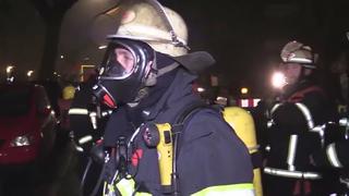 Die Feuerwehr in Hamburg rettete 12 Menschen und Tiere aus einem brennenden Haus.