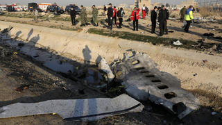 ARCHIV - 08.01.2020, Iran, Teheran: Trümmerteile der ukrainischen Passagiermaschine liegen am Absturzort. Der Iran hat nun doch eingeräumt, für den Absturz des ukrainischen Passagierflugzeugs mit 176 Opfern verantwortlich zu sein. Foto: Ebrahim Noroozi/AP/dpa +++ dpa-Bildfunk +++