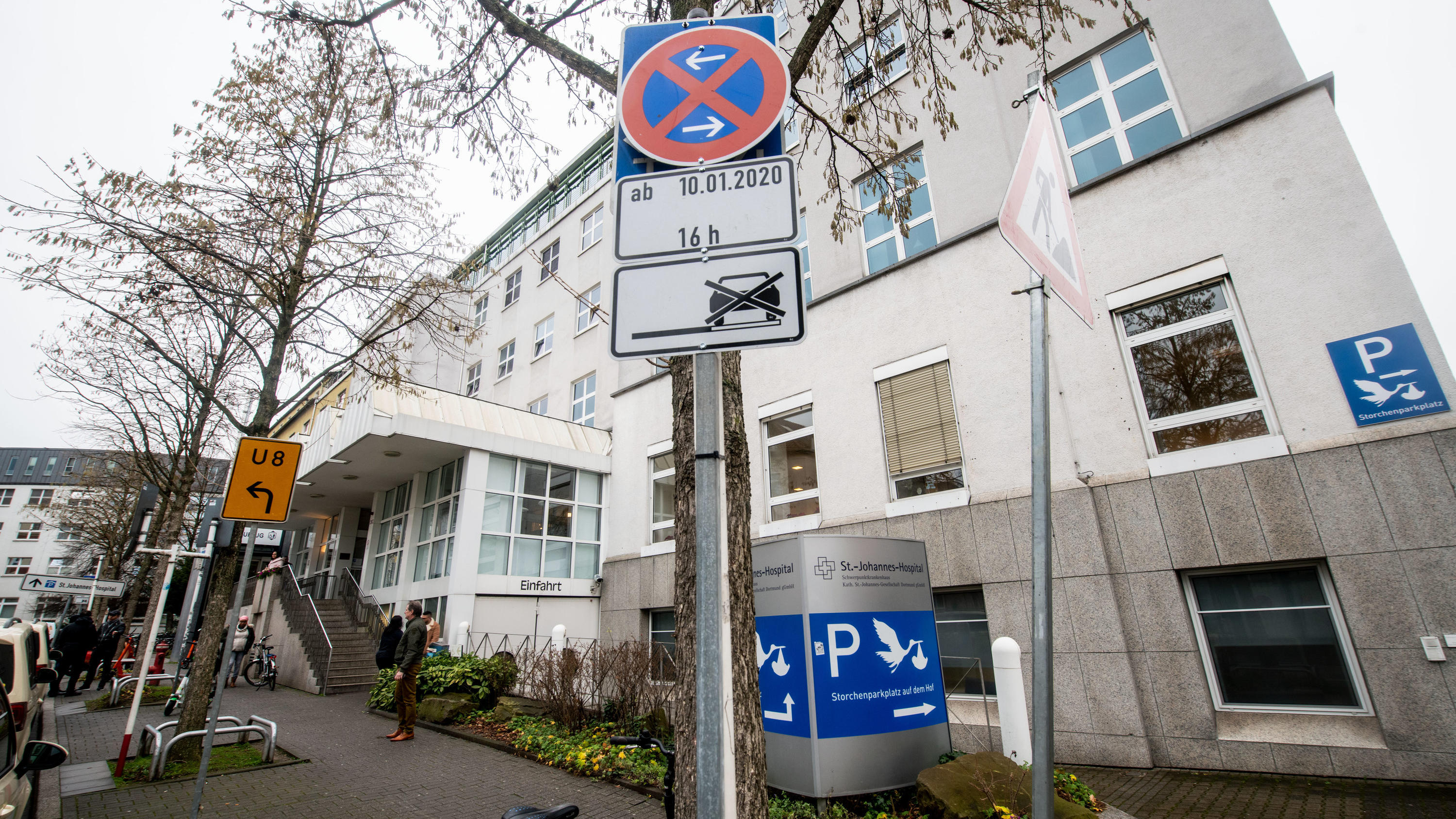 Parkverbotsschilder vor dem St.-Johannes-Hospital in Dortmund