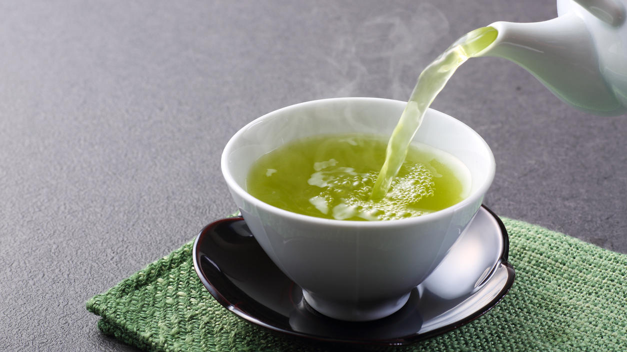 Vor allem der regelmäßige Konsum von grünem Tee wirkt sich positiv auf die Gesundheit aus.