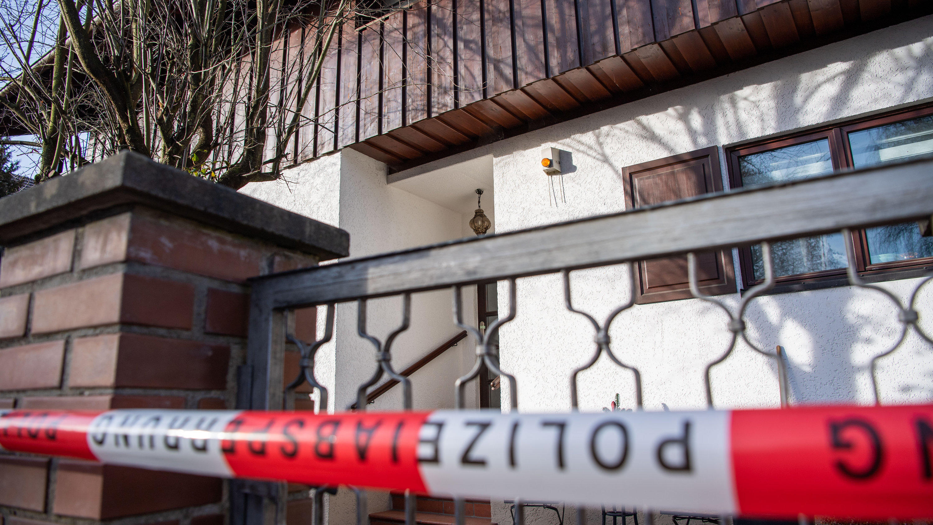 13.01.2020, Bayern, Starnberg: Polizei-Absperrband ist vor einem Wohnhaus zu sehen. In der Nacht wurden drei tote Personen in dem Haus gefunden. Nach zunächst nicht gesicherten Erkenntnissen handle es sich dabei um das Ehepaar, das in dem Haus lebte,