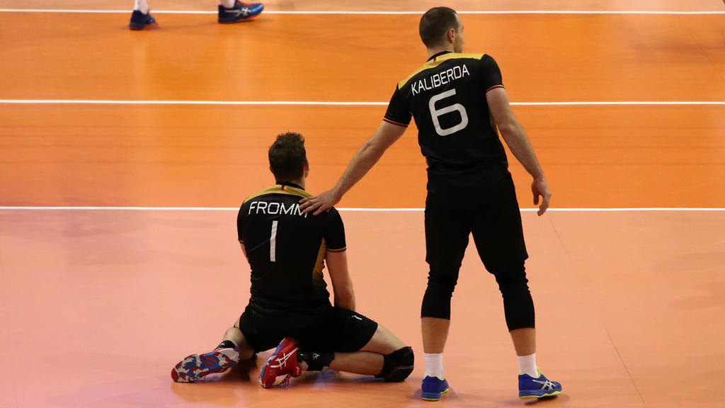 Sport Bilder des Tages Christian Fromm, Denys Kaliberda enttäuscht nach Spielende / Enttäuschung / / Volleyball / Finale Olympiaqualifikation Nationalmannschaft Herren / Saison 2019/2020 / 10.01.2020 / DVV Deutschland GER vs. Frankreich FRA / *** Chr