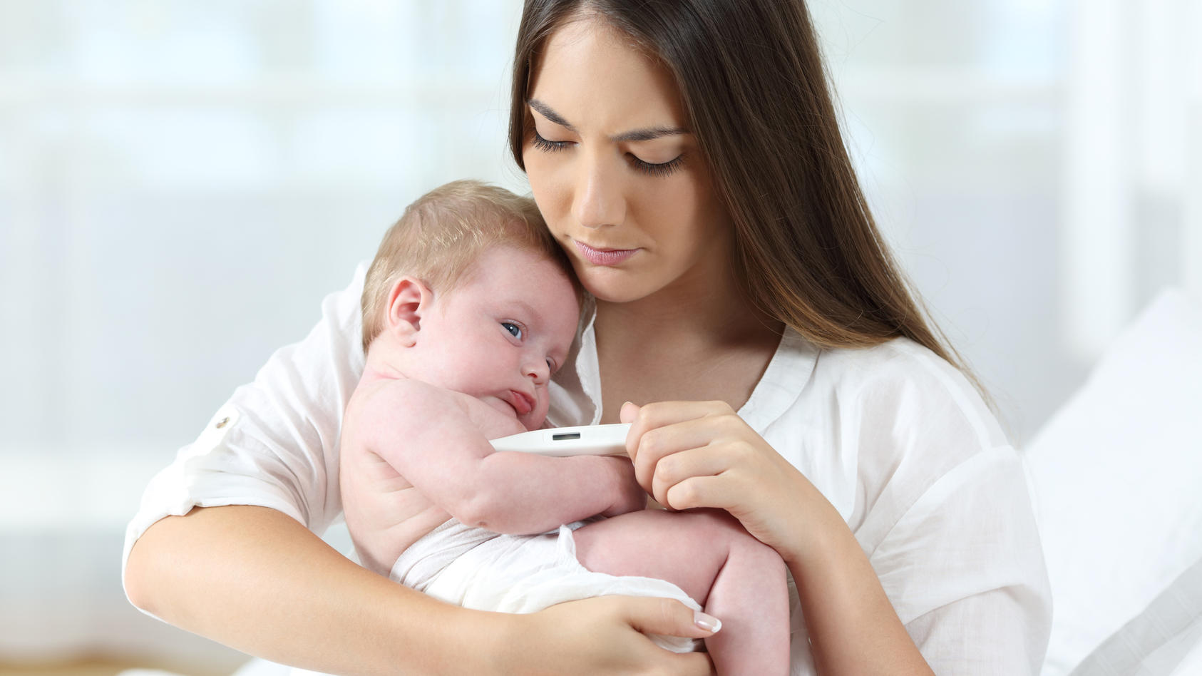 Rasselnder Atem und Trinkunlust sind Symptome für eine RSV-Infektion, dabei sind besonders Babys gefährdet.