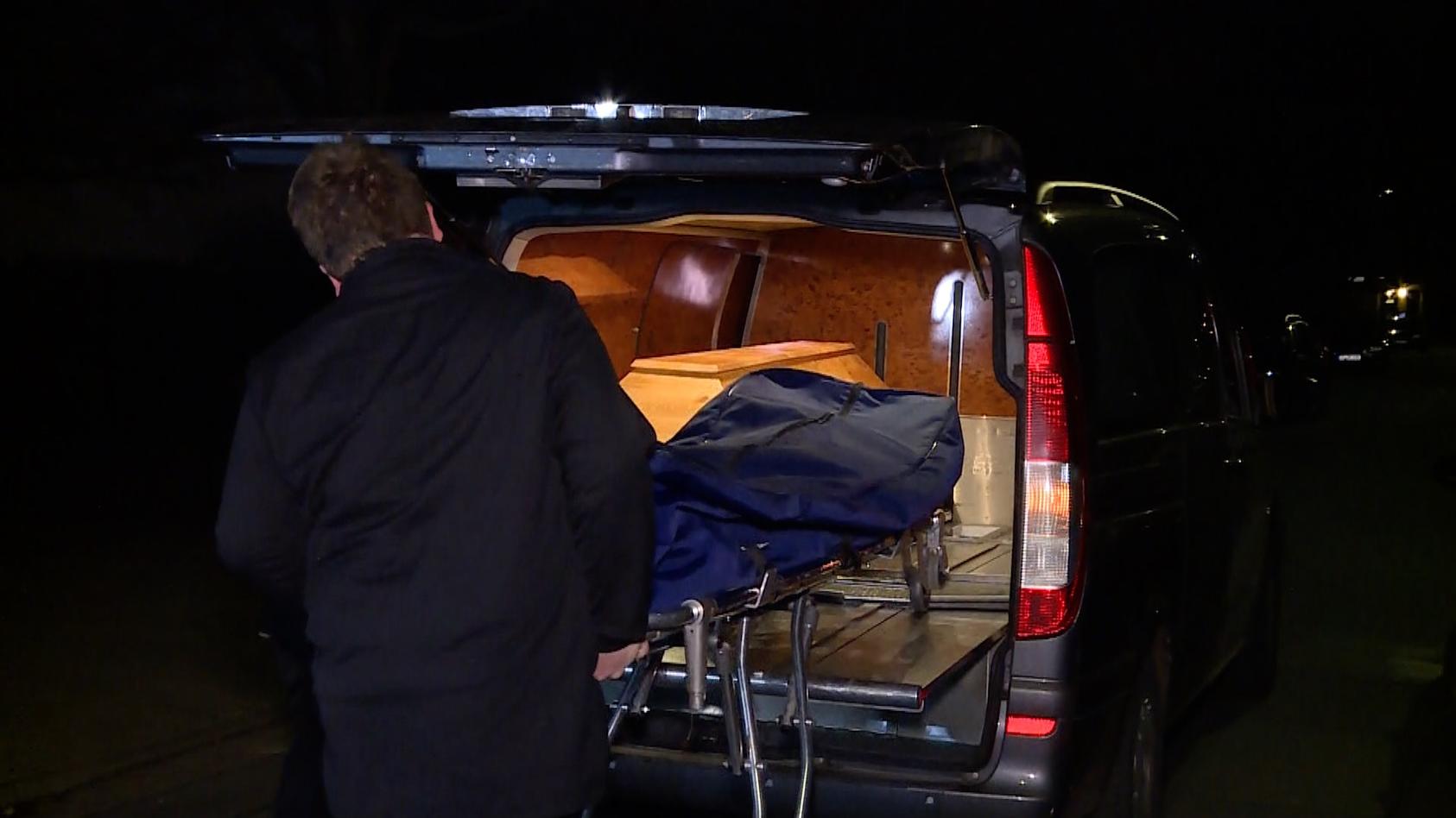 12.01.2020, Niedersachsen, Hannover: Bestatter schieben eine Trage in ihr Fahrzeug. Eine junge Frau ist in Hannover tot in ihrer Wohnung gefunden worden. Die Polizei geht von einem Tötungsdelikt aus. Foto: -/TNN/dpa +++ dpa-Bildfunk +++