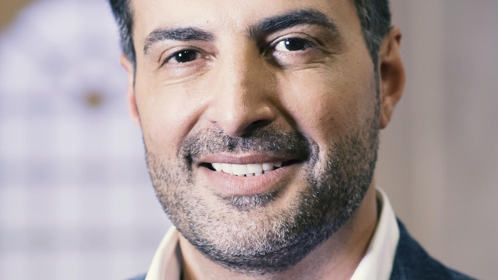 Moderator Sükrü Pehlivan steht jedem Verkäufer zur Seite, wenn es darum geht, die beste Verhandlungstaktik und einen angemessenen Preis für das jeweilige Exponat heraus zu schlagen. 