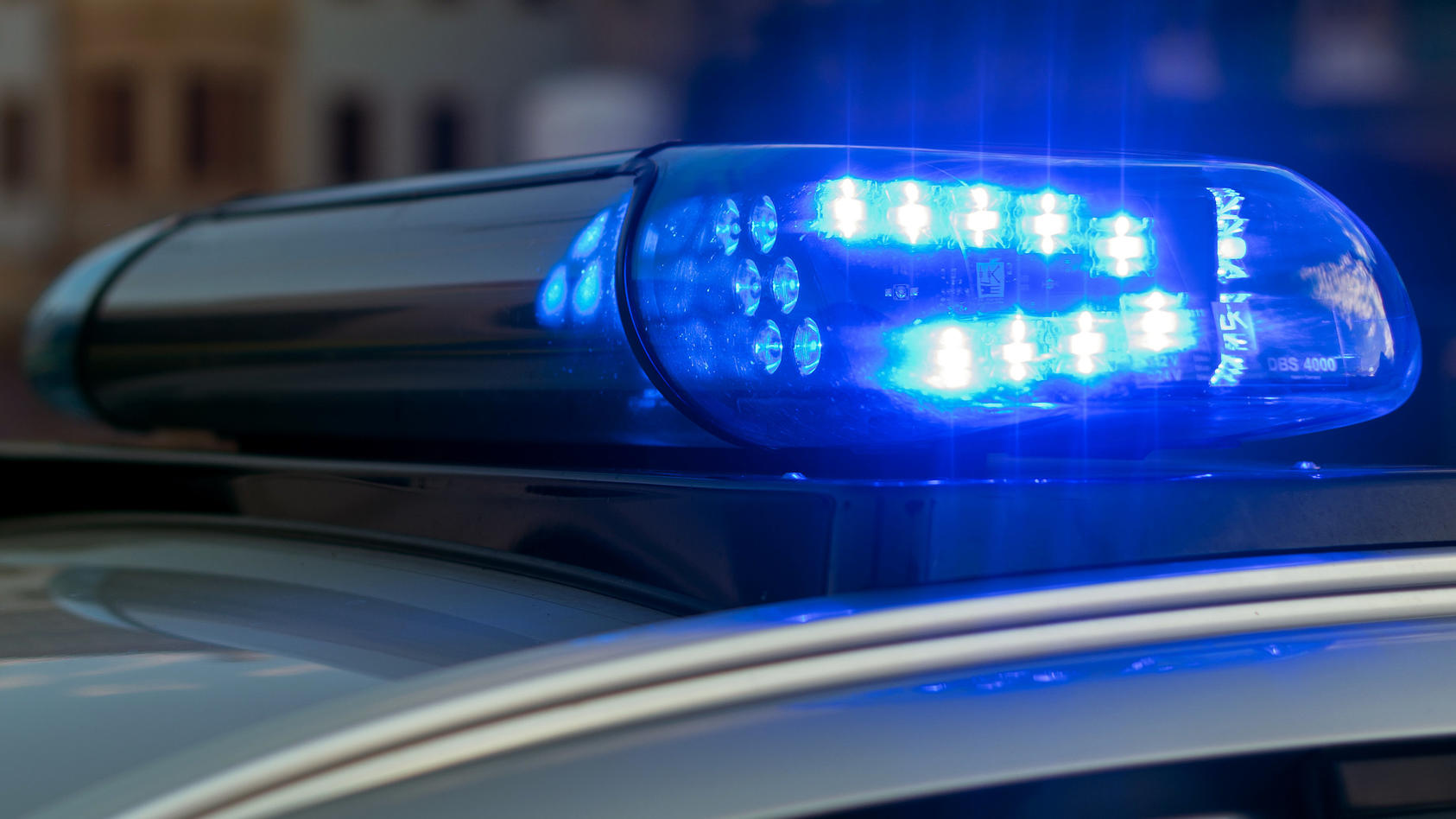 ARCHIV - 30.06.2018, Dresden: ILLUSTRATION - Das Blaulicht auf einem Fahrzeug der Polizei leuchtet in der Dunkelheit. Bereitstellung, Wartung und Betrieb der Polizei-Fahrzeugflotte kostet das Saarland im Jahr eine einstellige Millionensumme. Wie das 