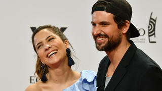 ARCHIV - 06.04.2017, Berlin: Die Schauspieler Tom Beck und Chryssanthi Kavazi kommen zur 26. Verleihung des Deutschen Musikpreises Echo. Das Kollegen-Paar ist seit August 2018 verheiratet. (zu dpa "Tom Beck und Chryssanthi Kavazi freuen sich auf gemeinsamen Nachwuchs") Foto: Jens Kalaene/dpa +++ dpa-Bildfunk +++