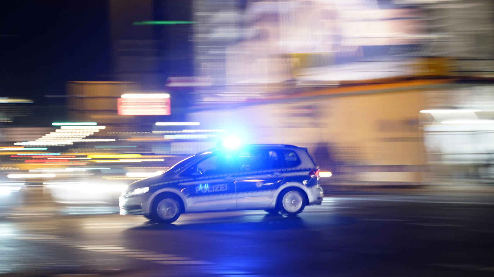 Ein Mercedes-Fahrer hat eine saftige Rechnung von der Polizei Oberbayern-Süd bekommen: Er muss 1.283,40 Euro Strafe zahlen – weil er Greta-Zöpfe am Auto hatte.