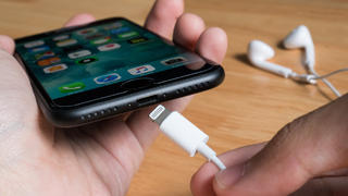 iPhone 7 wird mit Ladegerät aufgeladen