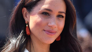 ARCHIV - 02.10.2019, Südafrika, Johannesburg: Meghan, Herzogin von Sussex, kommt zu einem Besuch im Tembisa-Township in der Nähe von Johannesburg an. Der angekündigte Rückzug von Harry und Meghan veranlasst Königin Elizabeth zur Einberufung eines Krisentreffens - es geht um die Zukunft des jungen Paares. (zu dpa Krisensitzung auf dem Lande - Queen ruft Royal-Familie zu sich) Foto: Dominic Lipinski/PA Wire/dpa +++ dpa-Bildfunk +++