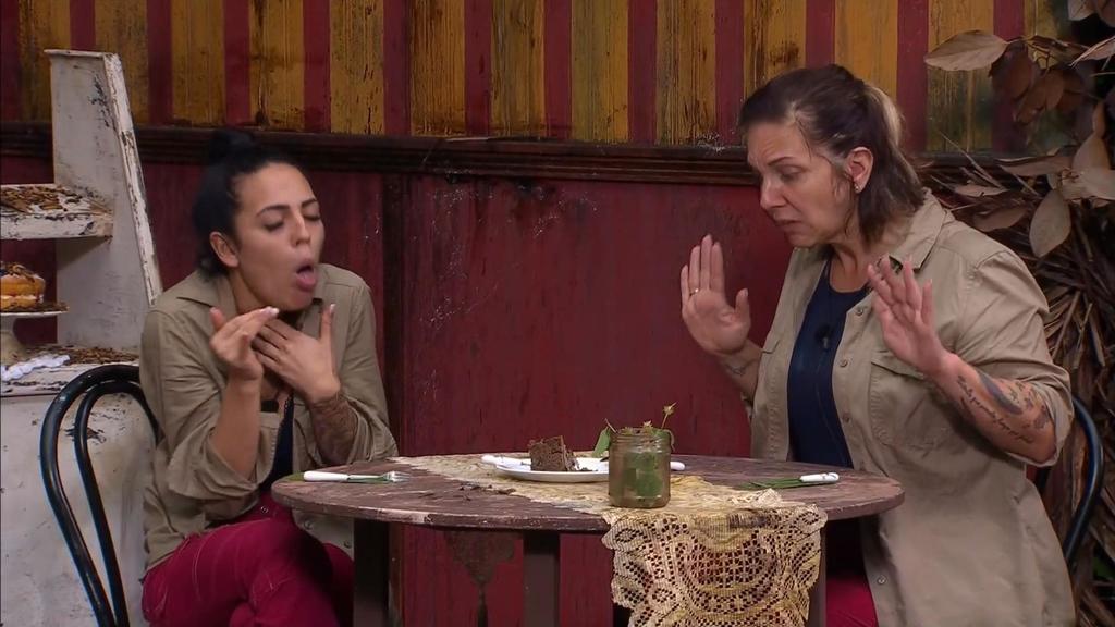 Elena und Danni knabbern Kakerlaken