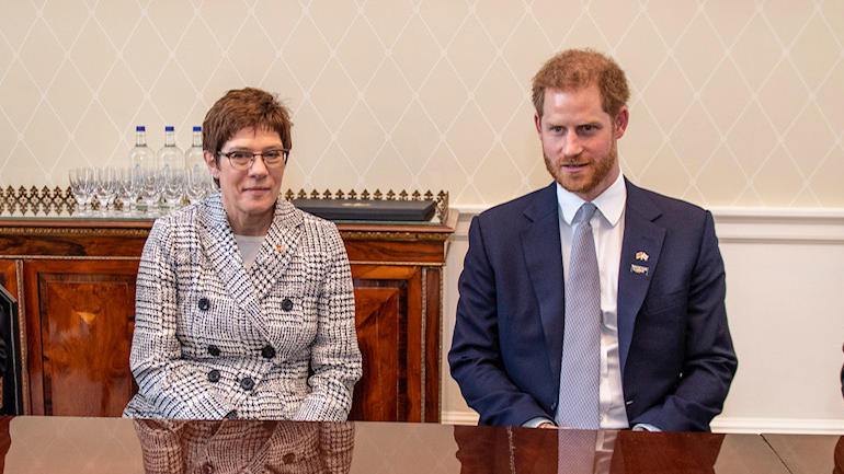 Annegret Kramp-Karrenbauer bedankt sich bei einem privaten Treffen mit Prinz Harry für seine Entscheidung, die Invictus Games nach Düsseldorf zu holen. (Quelle: Invictus Games)