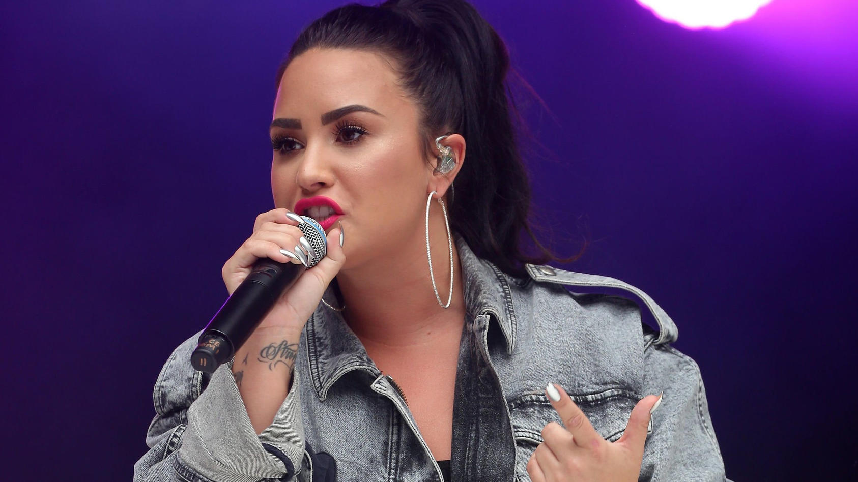ARCHIV - 24.07.2018, England, Suffolk: US-Sängerin Demi Lovato. (zu dpa "Sängerin Demi Lovato singt dieses Jahr US-Hymne beim Super Bowl") Foto: Isabel Infantes/PA Wire/dpa +++ dpa-Bildfunk +++
