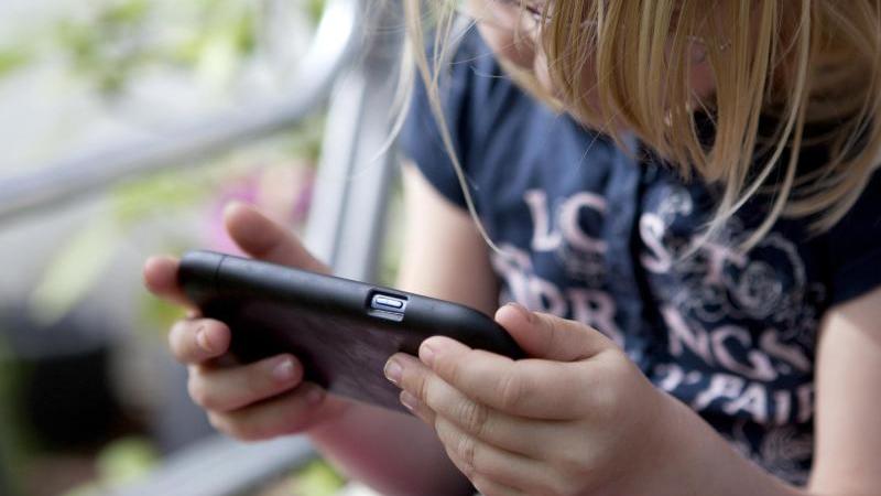 Mögliches Einfallstor Smartphone: Das sogenannte Cybergrooming kann Mädchen und Jungen gleichermaßen treffen. Foto: Silvia Marks/dpa-tmn