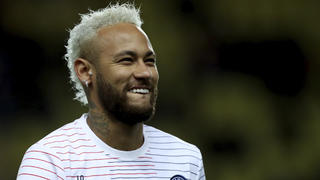 15.01.2020, Frankreich, Monaco: Fußball: Ligue 1, Frankreich12. Spieltag: AS Monaco - Paris Saint-Germain. PSG-Spieler Neymar  lächelt beim Aufwärmen. Foto: Daniel Cole/AP/dpa +++ dpa-Bildfunk +++