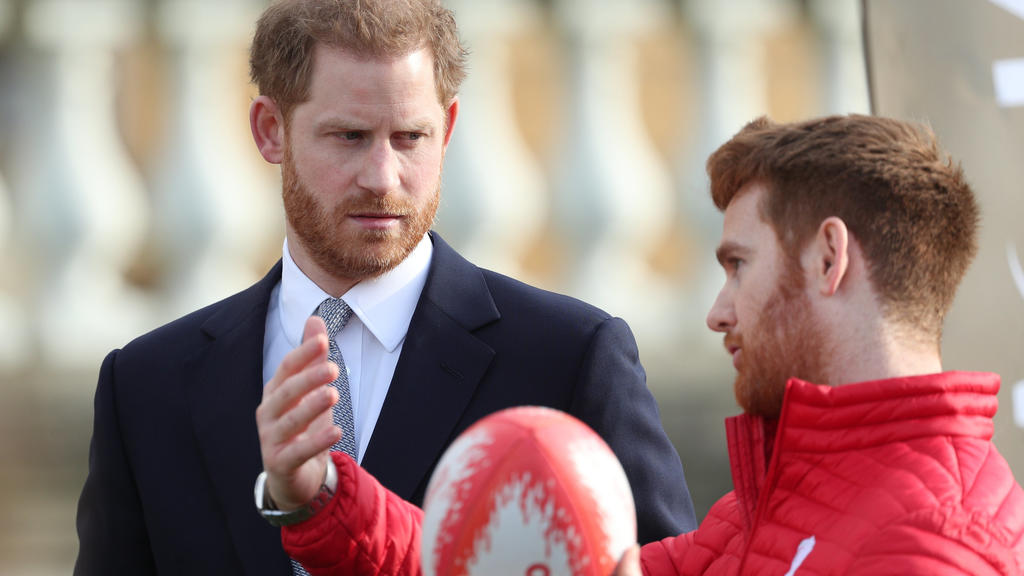 16.01.2020, Großbritannien, London: Prinz Harry (l), Herzog von Sussex und Schirmherr der Rugby Football League, spricht mit James Simpson, Spieler der Leeds Rhinos, im Rahmen der Auslosung der Rugby League Weltmeisterschaft 2021 in den Gärten des Bu