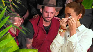 Marco Cerullo (l.) scheidet aus dem Dschungel aus - Freundin Christina Gross (r.) weint bittere Tränen.