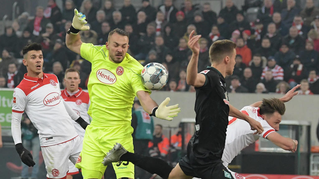 18.01.2020, xmhx, Fussball 1.Bundesliga, Fortuna Duesseldorf - SV Werder Bremen emspor, v.l. Niklas Moisander Werder Bremen schießt ein Tor, goal, goal scored, erzielt ein Tor, trifft das Tor zum 0:1, Florian Kastenmeier Fortuna Düsseldorf Eigentor