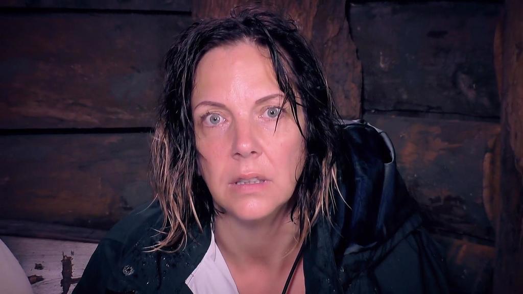 Danni Büchner wird heftig von dem großen Regen im Dschungelcamp 2020 getroffen.